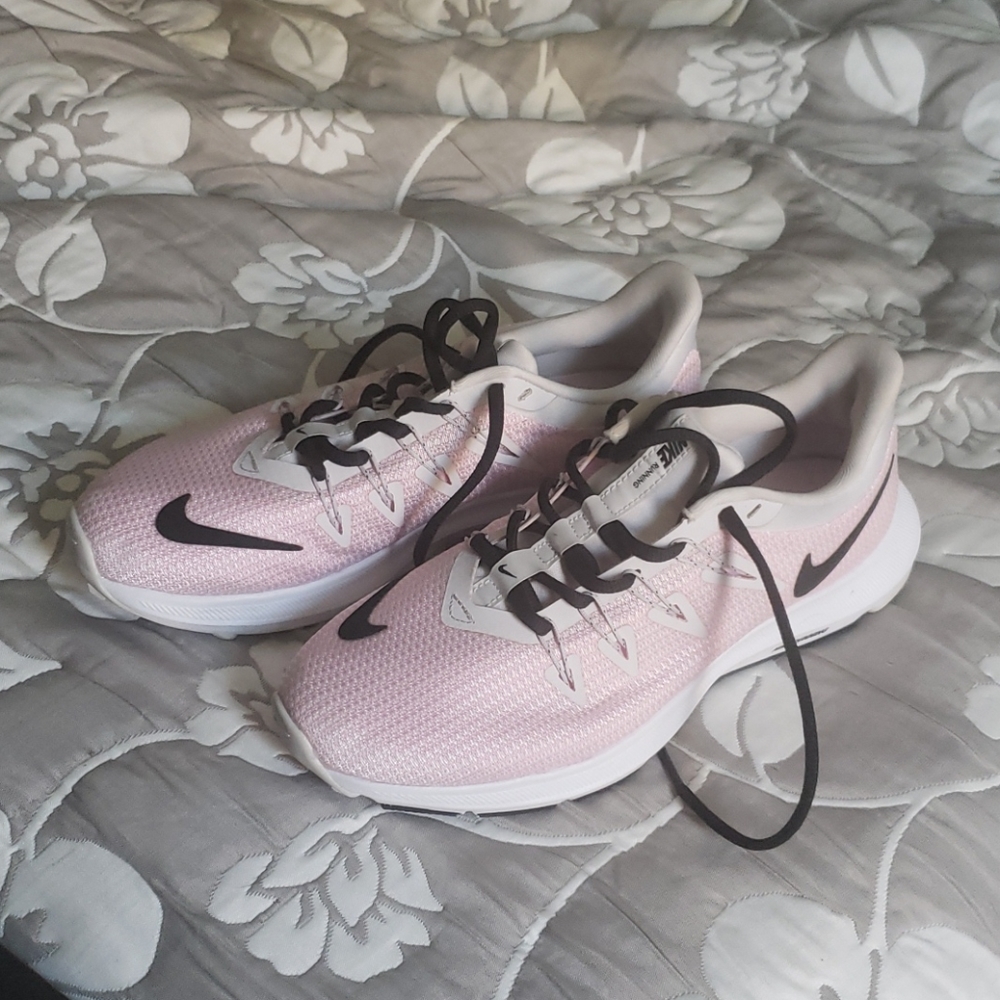 Nike women's 7.5 pink black white running NWOT